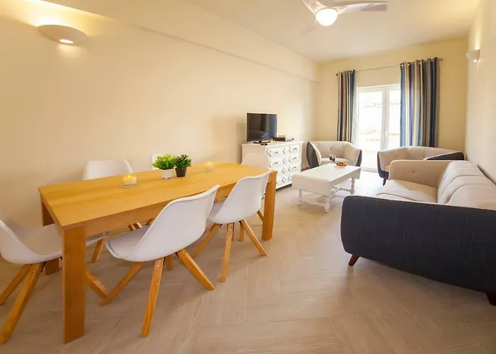 Apartamento de 100 m2 com 3 quarto(s) e 2 casa(s) de banho(s), na área Lagos Centro da cidade